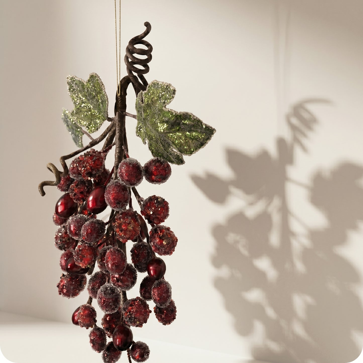 Adorno de racio de uvas con microcuentas moradas