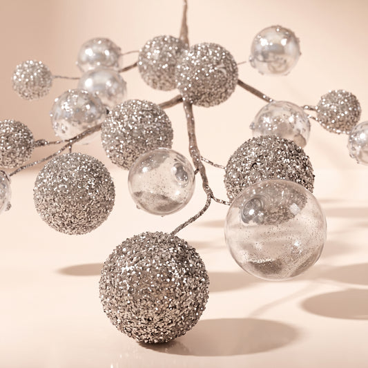 Rama decorativa con bolas brillantes