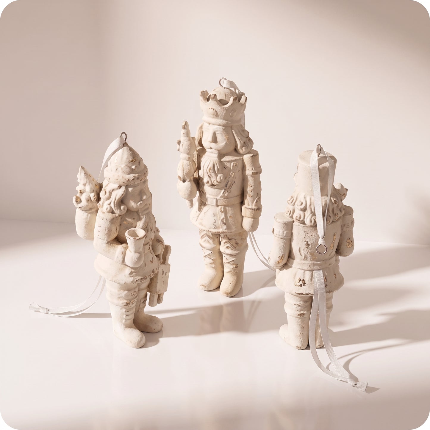 Esfera cascanueces blanco de resina con instrumentos 14 cm