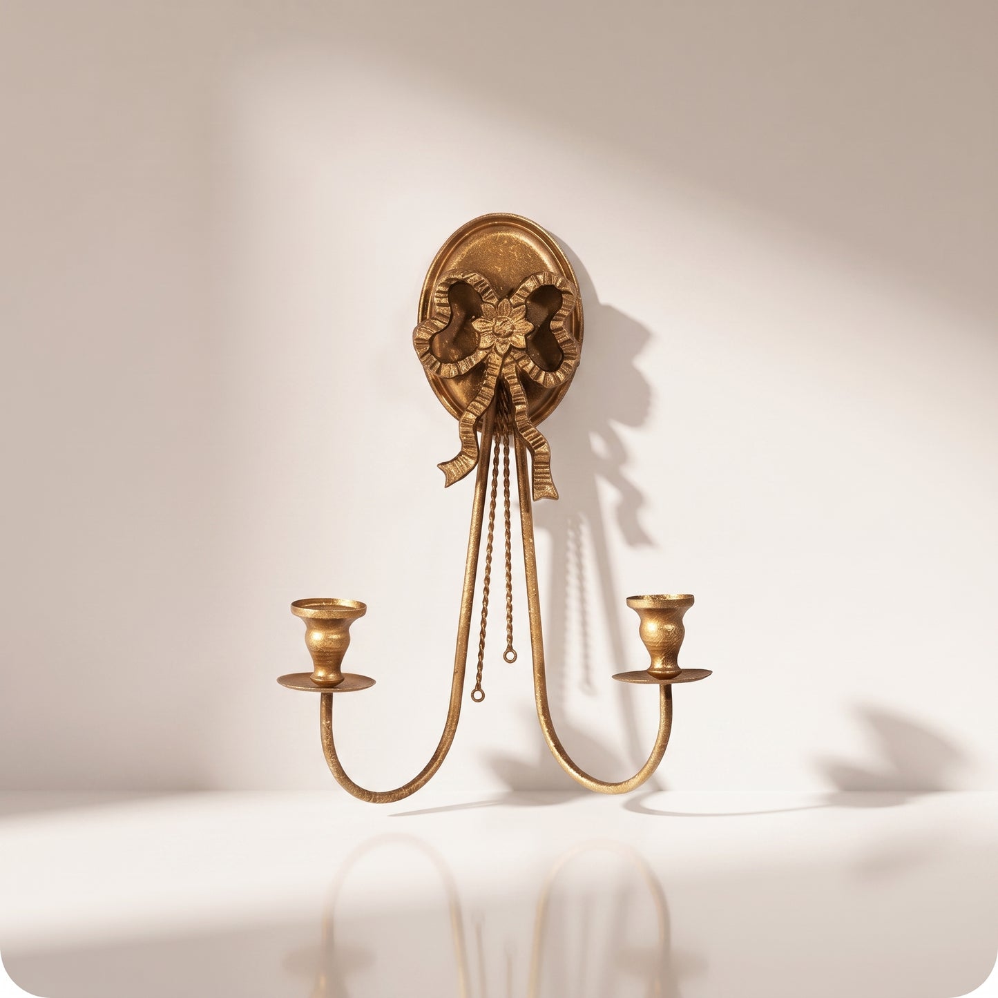Candelabro dorado con moño y dos porta velas
