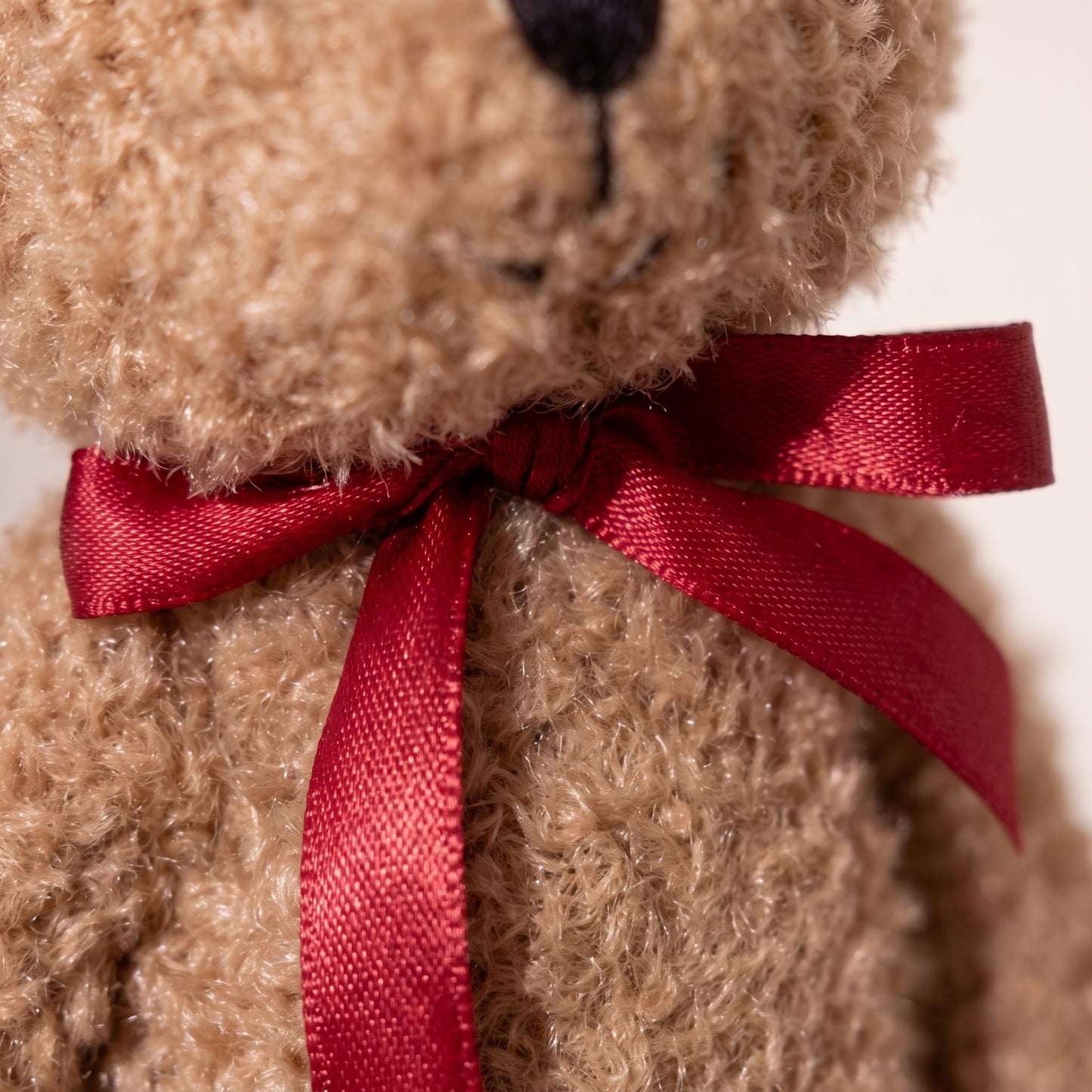 Teddy bear marrón con lazo rojo