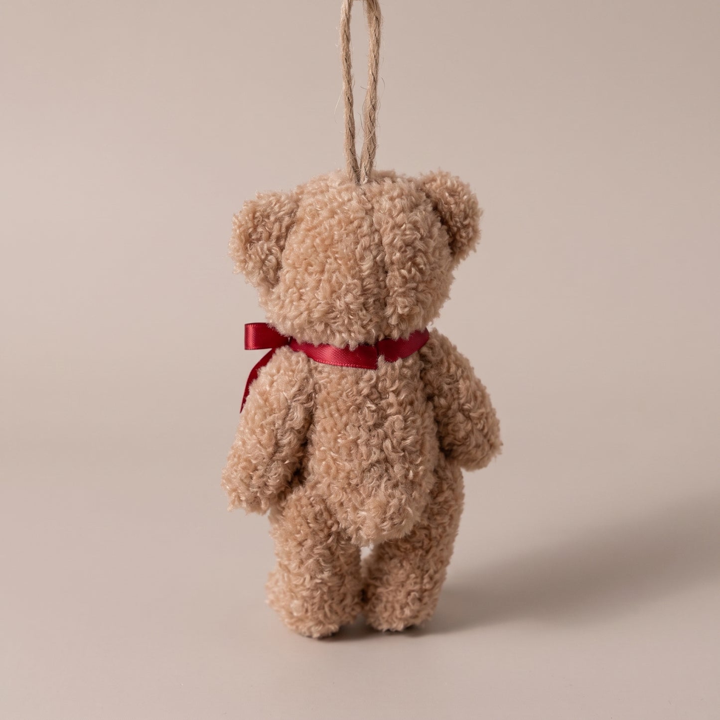 Teddy bear marrón con lazo rojo