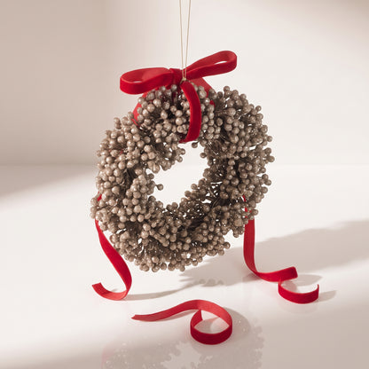 Corona de frutos rojos con flor de champán ribbo rojo
