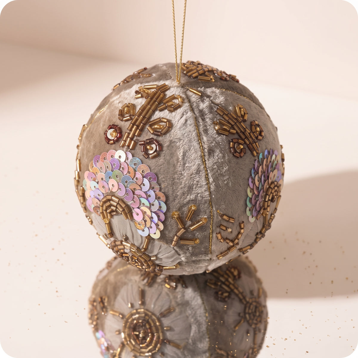 Bordado floral gris bola de terciopelo