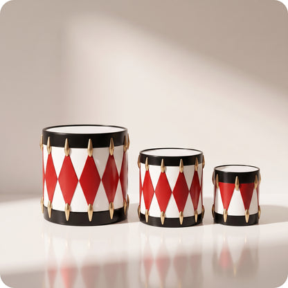 Set de tambores de resina blanco con rombos rojos y marcas doradas