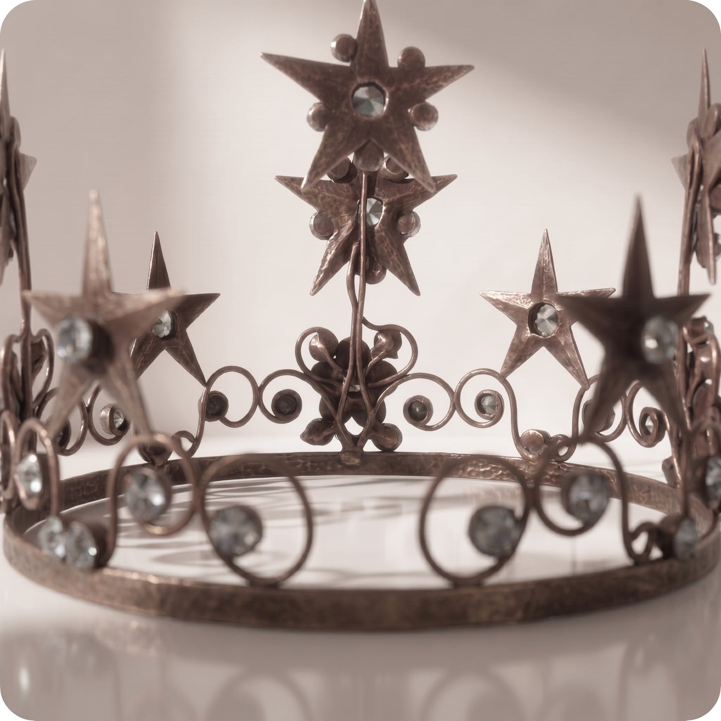 Corona de metal bronce viejo con estrellas