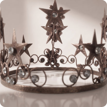 Corona de metal bronce viejo con estrellas
