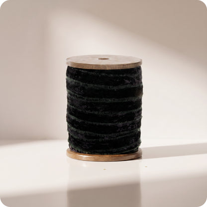 Liston negro de terciopelo deshilachado