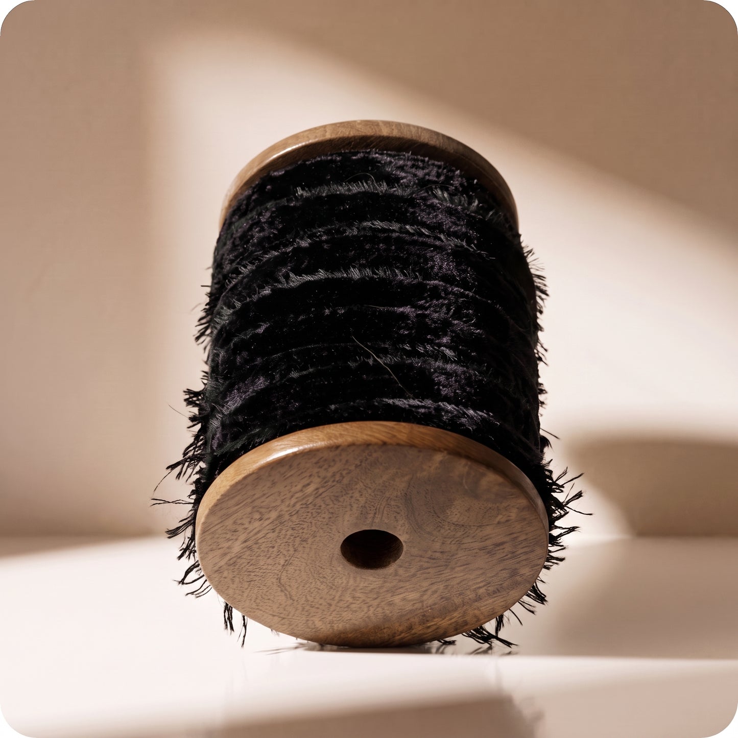 Liston negro de terciopelo deshilachado