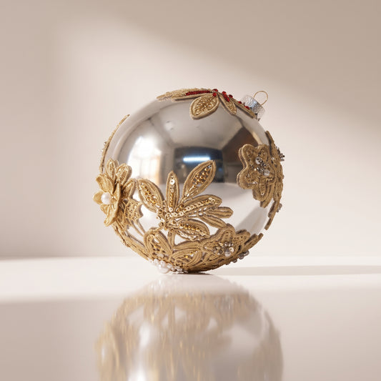 Esfera de cristal perla plateada con flores de ganchillo