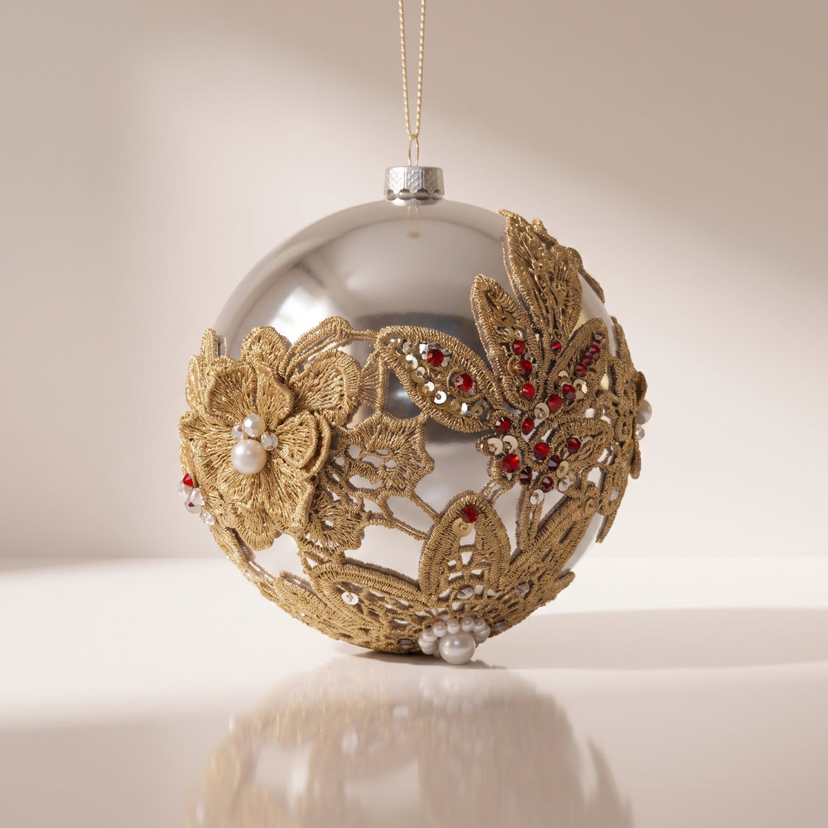 Esfera de cristal perla plateada con flores de ganchillo
