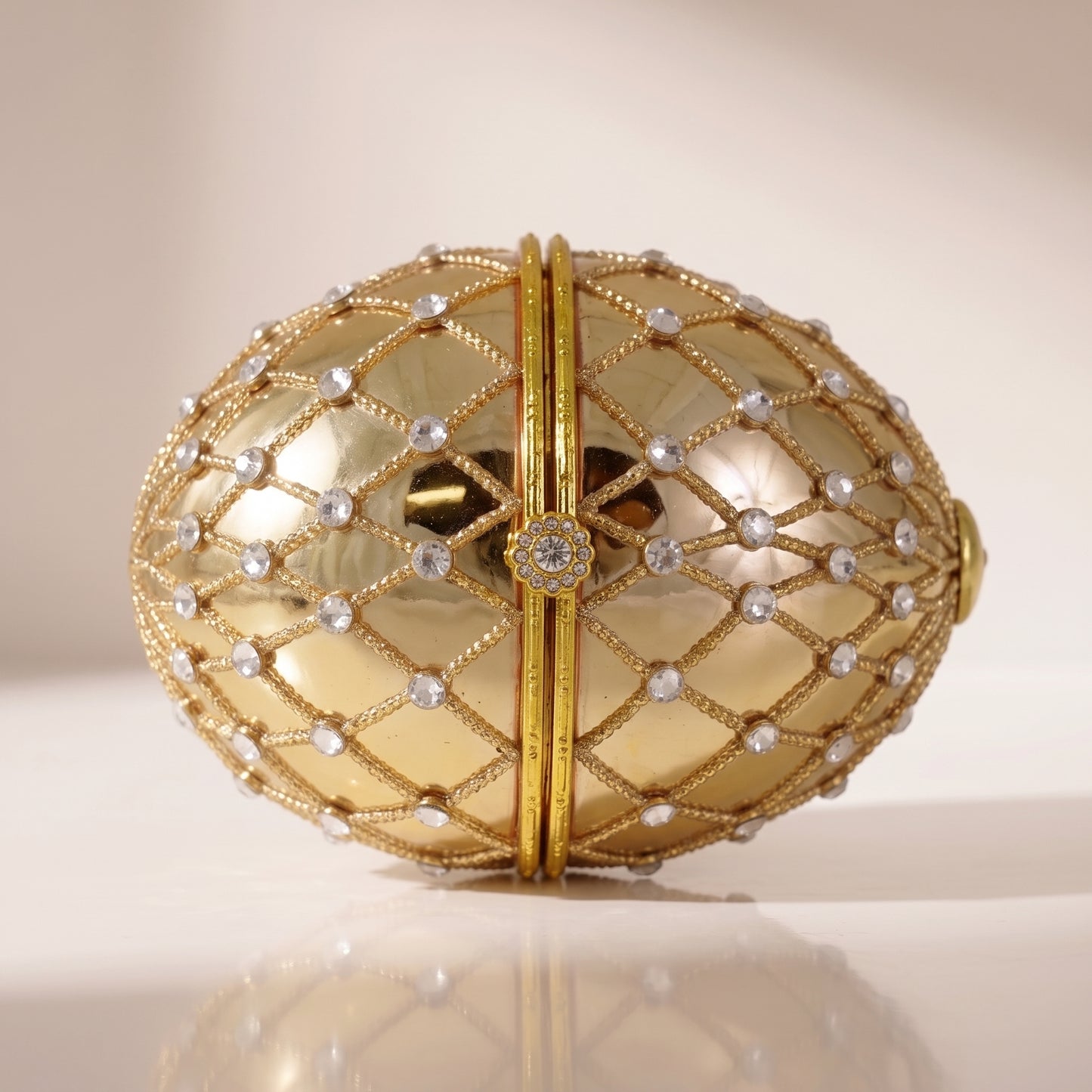 Esfera tipo huevo de apertura de cristal oro brillante con cuentas y diamantes de oro