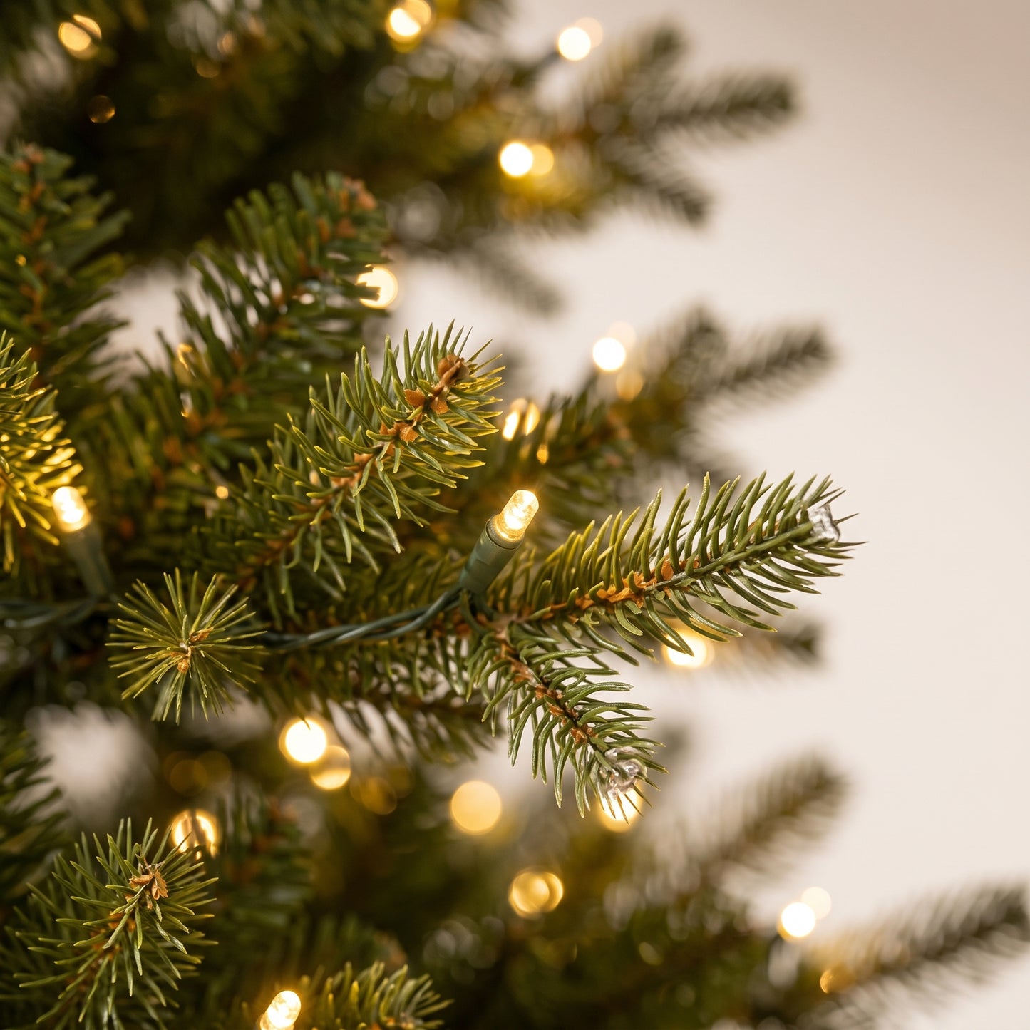 Árbol fir premium verde con 2400 luces calidas