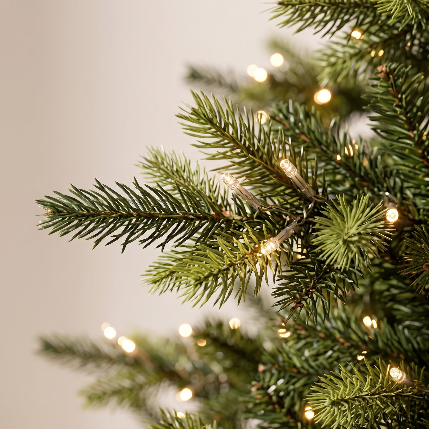 Árbol fir premium verde con 2400 luces calidas