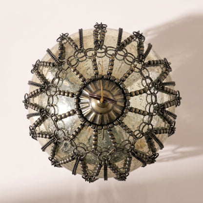 Esfera de cristal de oro antiguo con cadena de metal déco