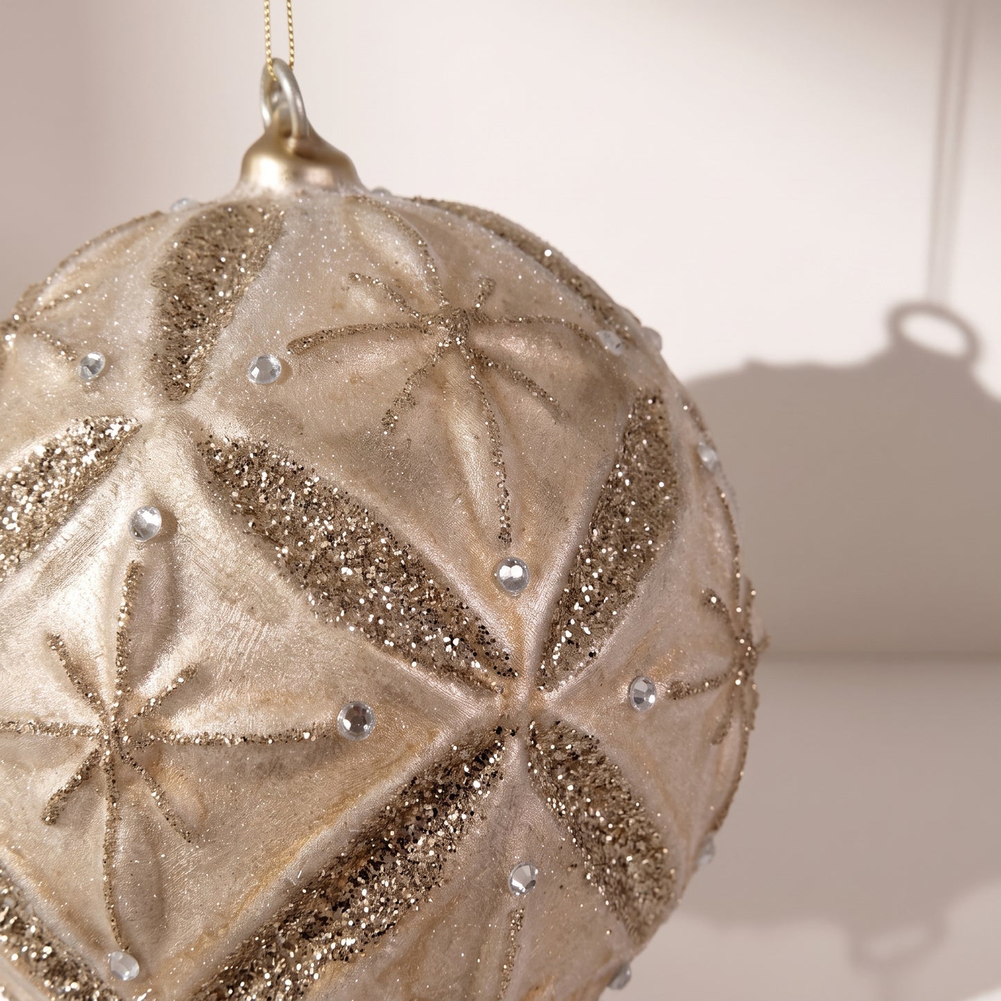 Esfera de cristal con purpurina entre rombos 12 cm