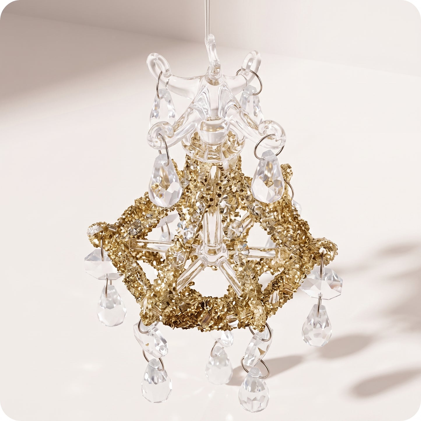 Esfera de candelabro con vidrio y brillos dorados 14 cm