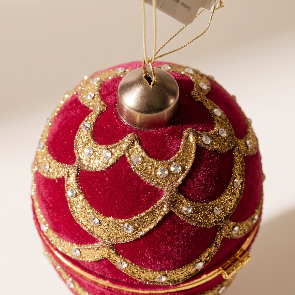 Esfera cristal de terciopelo rojo con cuentas doradas
