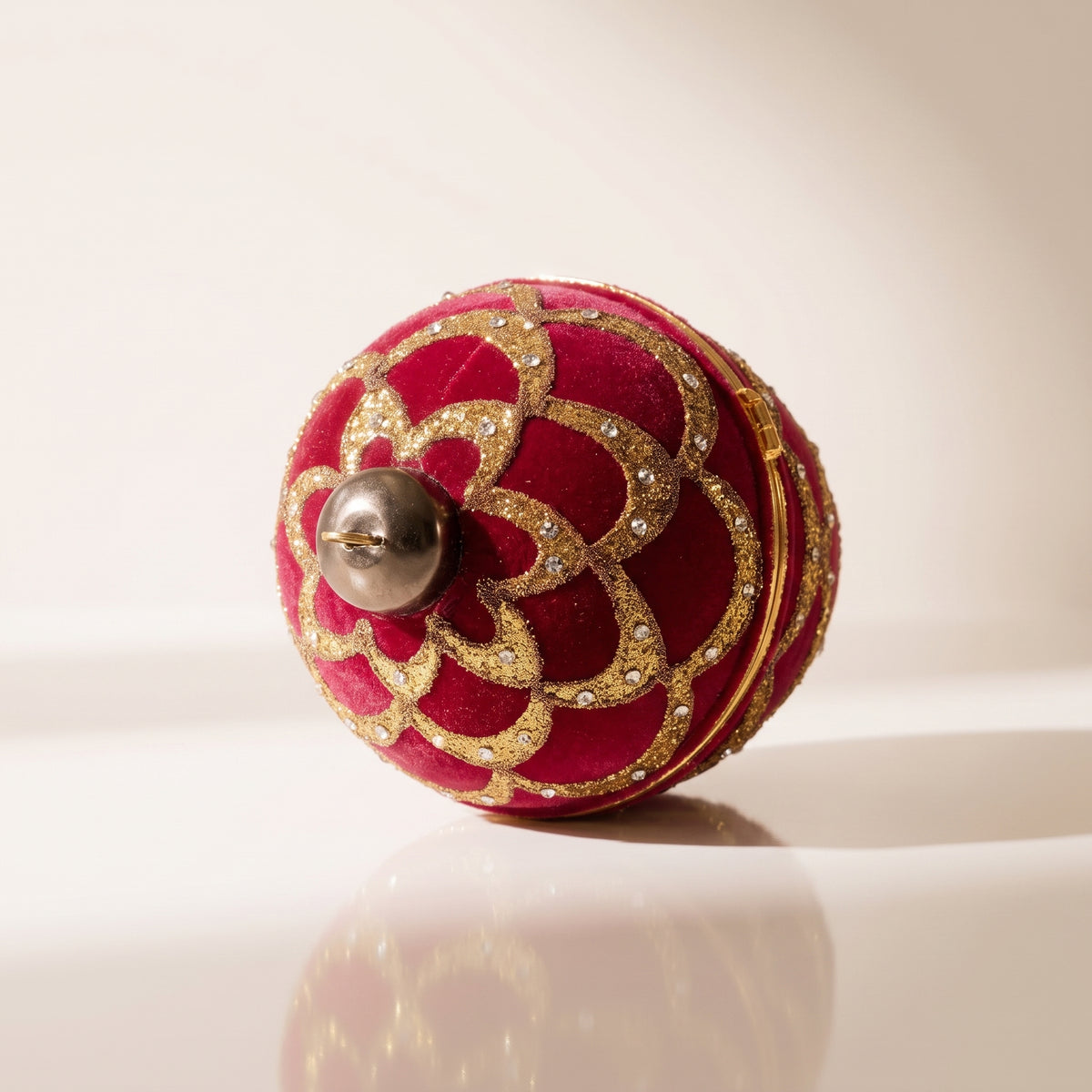 Esfera cristal de terciopelo rojo con cuentas doradas