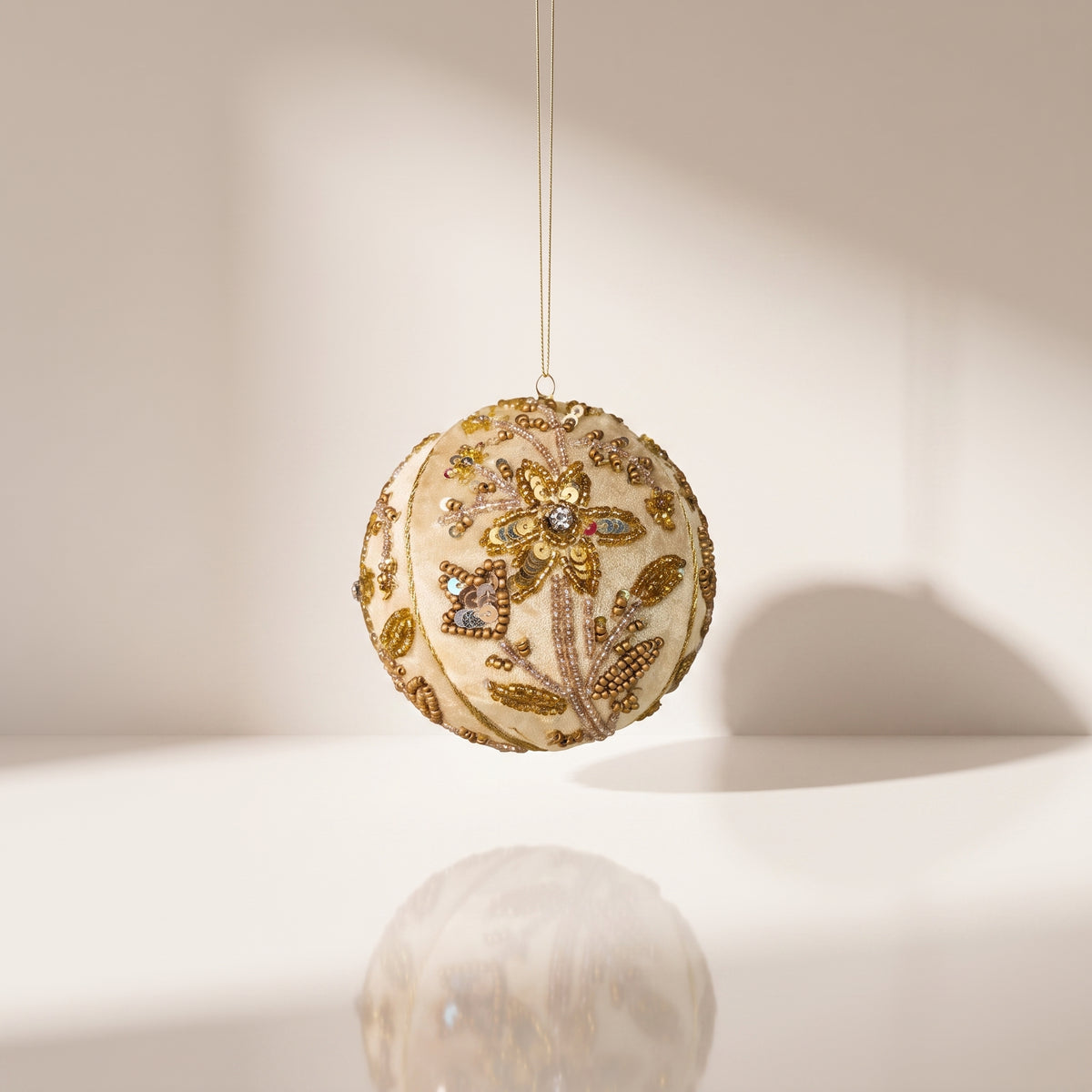 Esfera de terciopelo flores doradas con cuentas