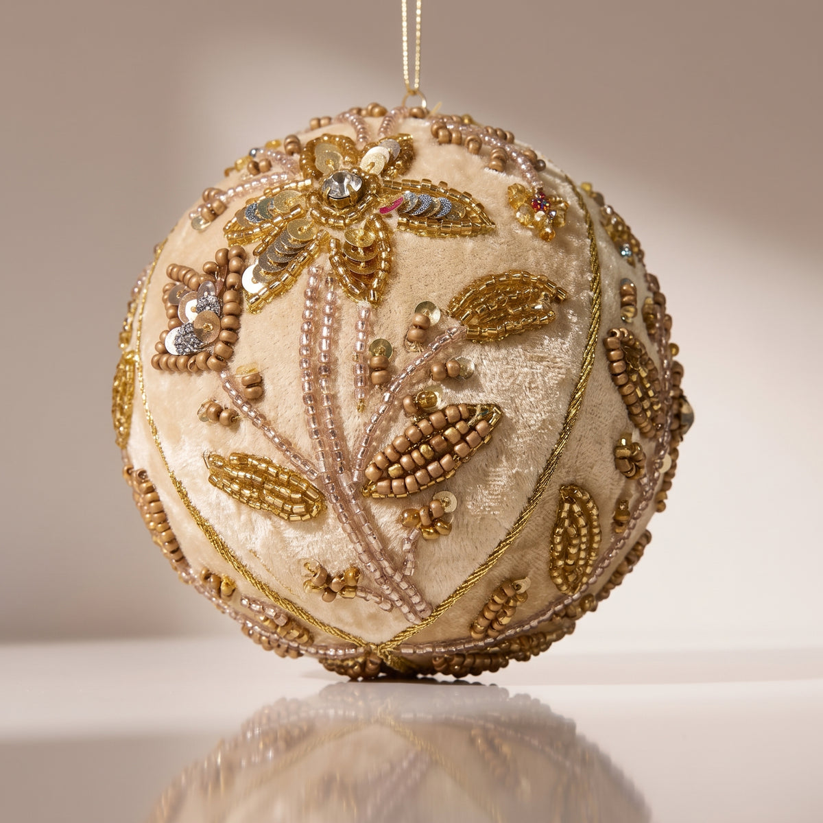 Esfera de terciopelo flores doradas con cuentas