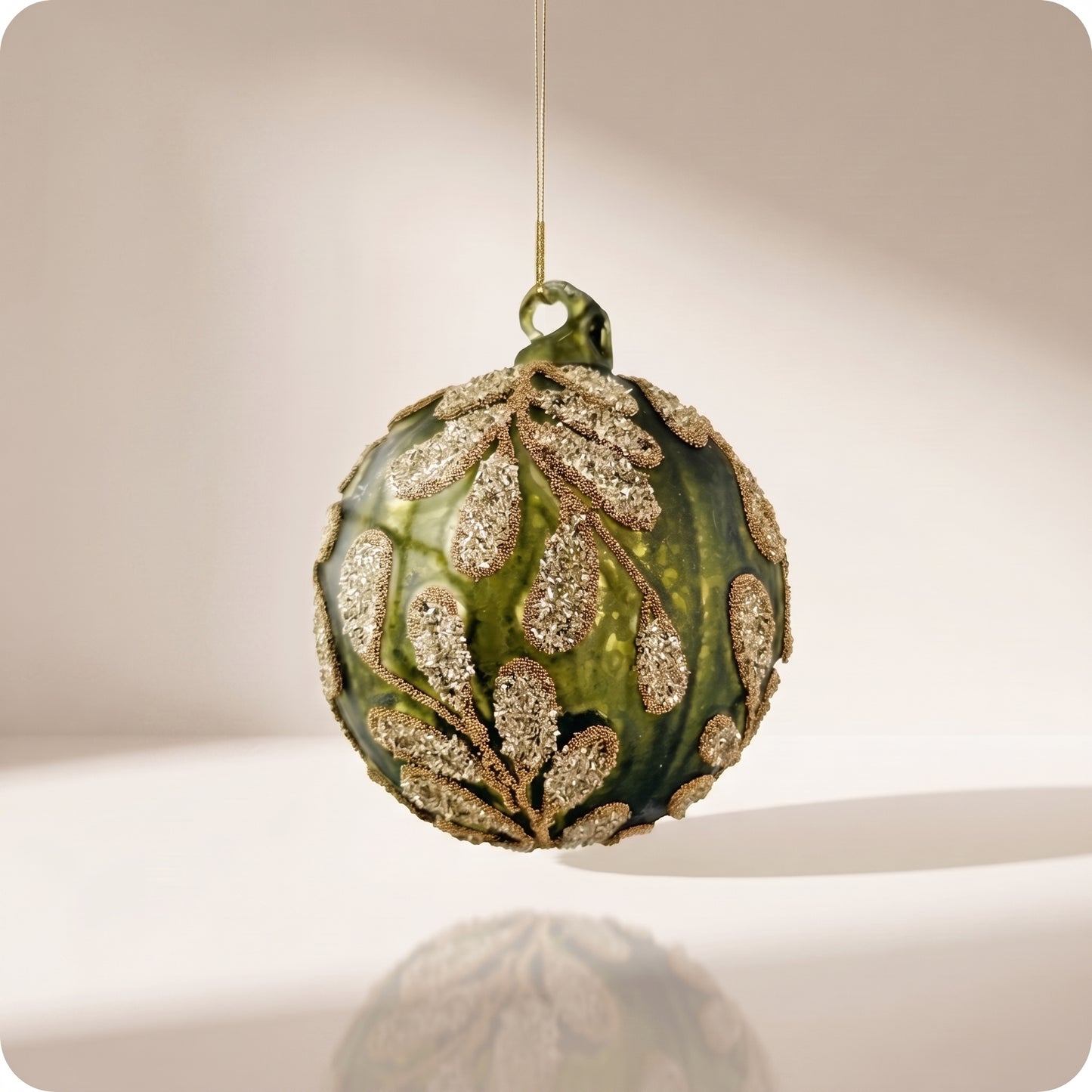 Esfera de vidrio verde mate con brillos en forma de hoja 10 y 8 cm