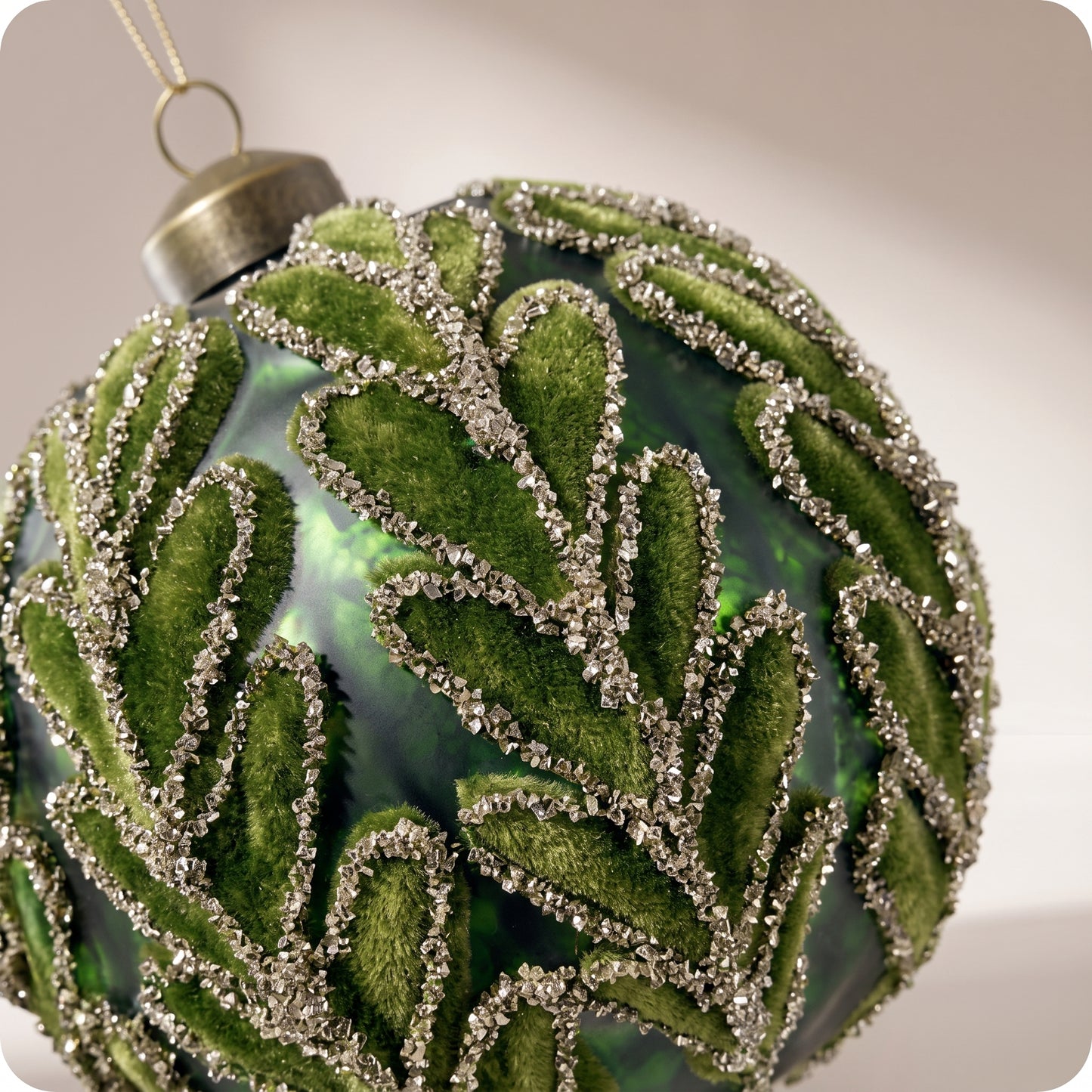 Esfera de vidrio vintage verde mate con hojas de terciopelo con brillos 10 cm