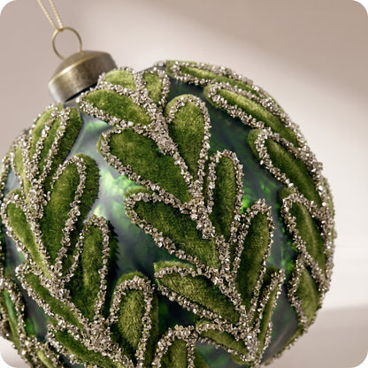 Esfera de vidrio vintage verde mate con hojas de terciopelo con brillos 10 cm