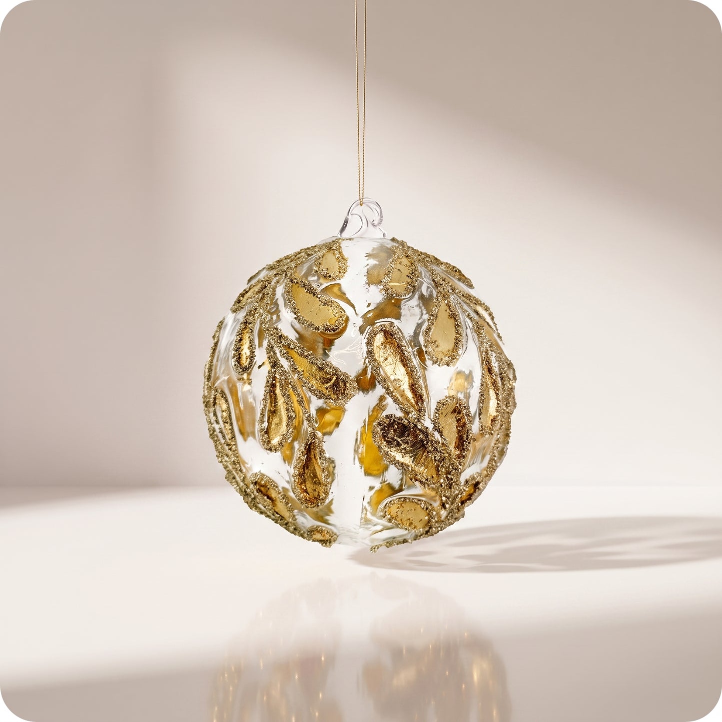 Esfera de vidrio, hojas de oro transparente, purpurina dorada
