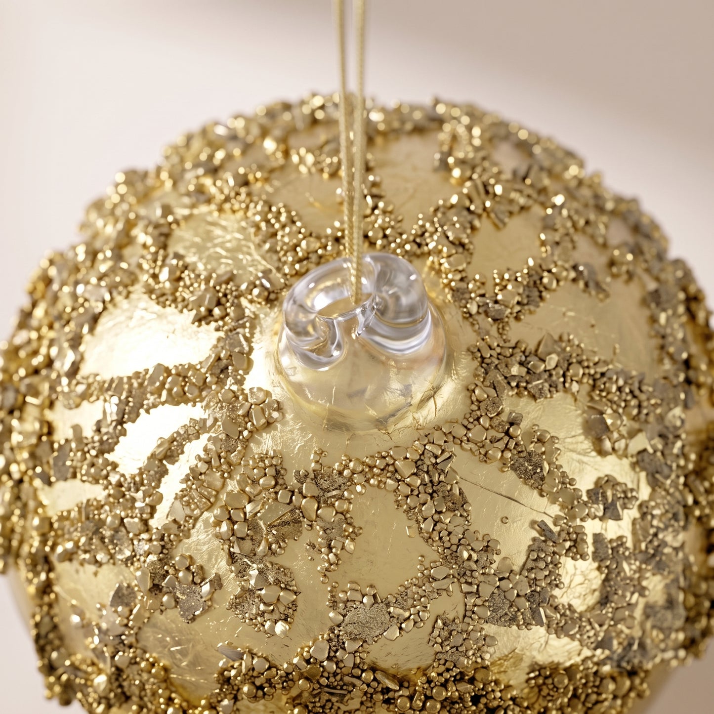 Esfera dorada con bolas de cristal