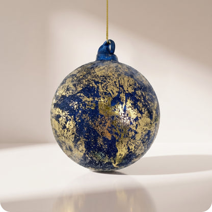 Esfera de cristal azul con cuentas de oro