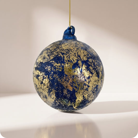 Esfera de cristal azul con cuentas de oro