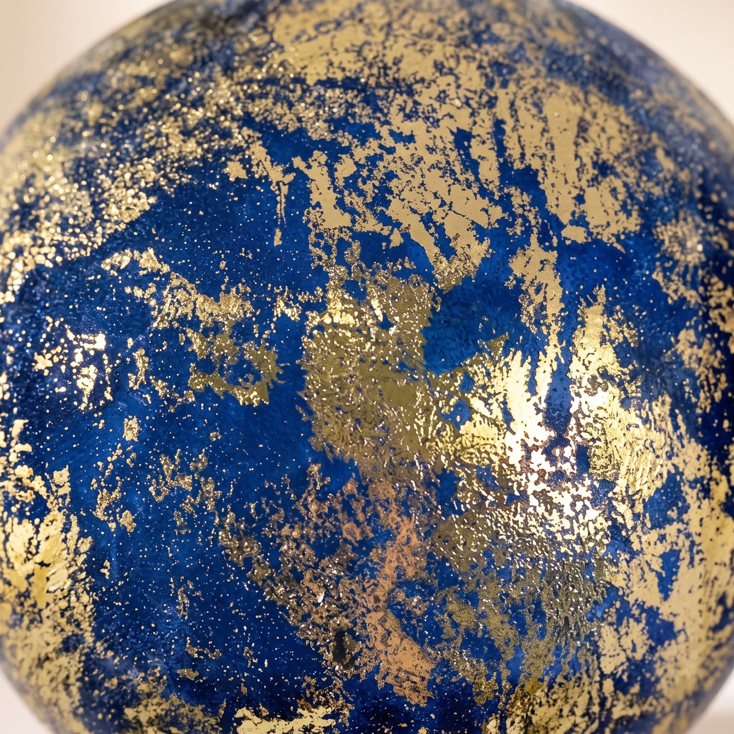 Esfera de cristal azul con cuentas de oro