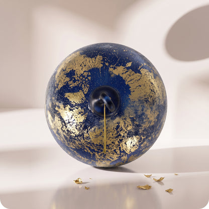 Esfera de cristal azul con cuentas de oro