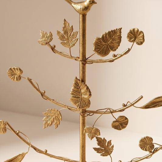 Árbol de metal con hojas doradas