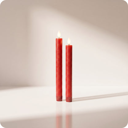 Par del mismo tamaño de velas lápiz rojas