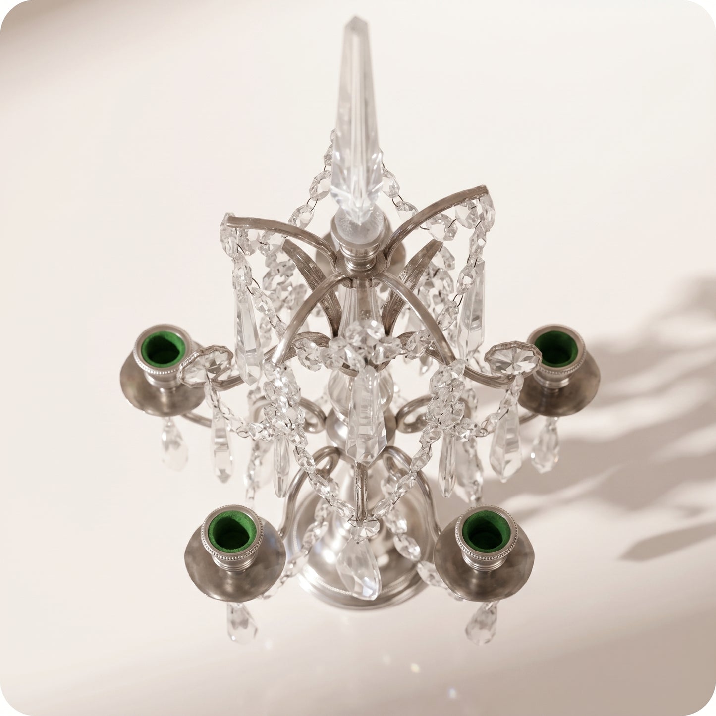 Candelabro chapado en níquel con cristal pico plateado