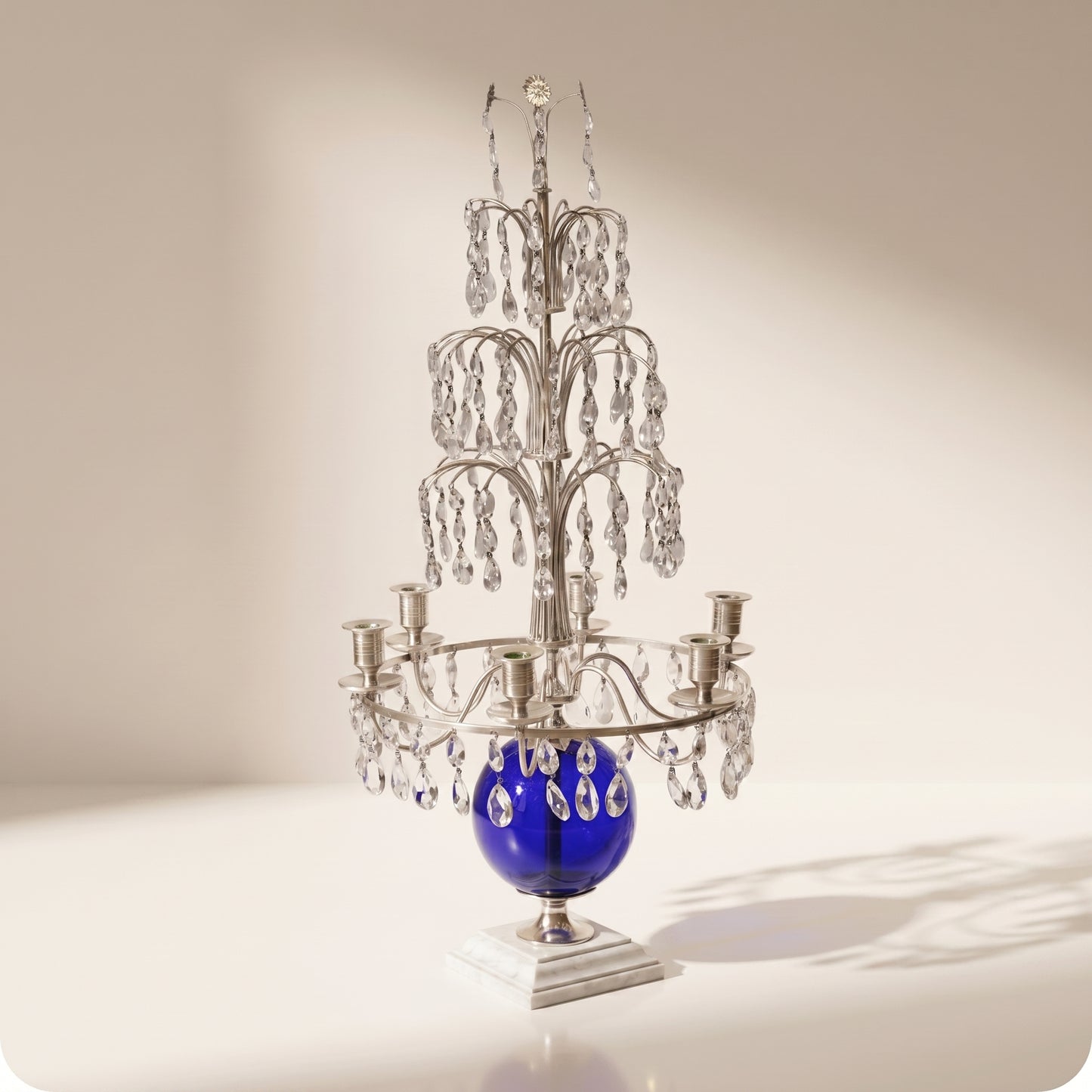 Candelabro chapado en níquel con esfera de cristal azul plateado