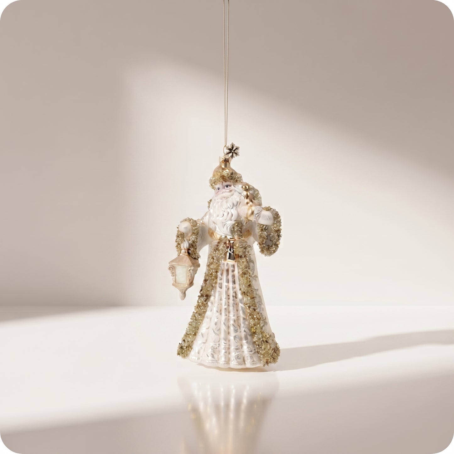 Esfera de Santa dorada y champagne