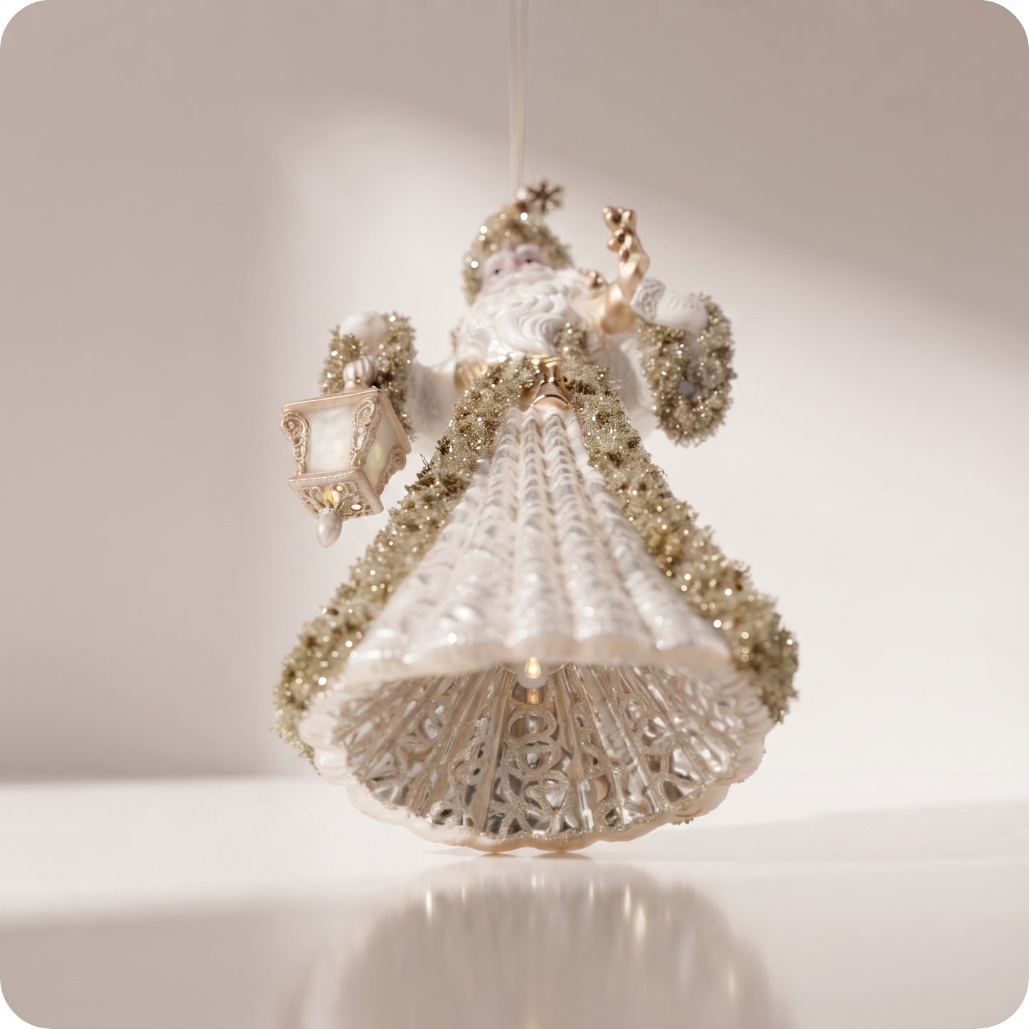 Esfera de Santa dorada y champagne