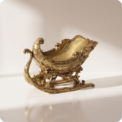 Trineo dorado ornamentado de metal