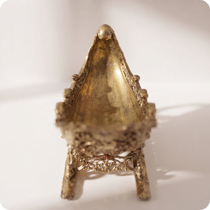 Trineo dorado ornamentado de metal