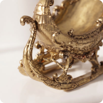 Trineo dorado ornamentado de metal