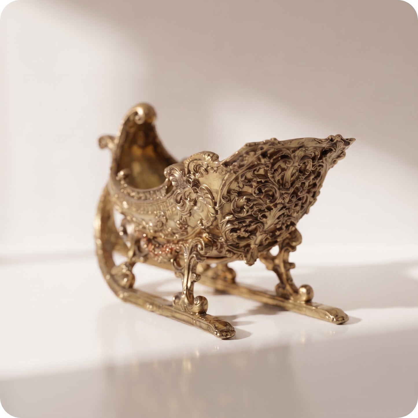 Trineo dorado ornamentado de metal