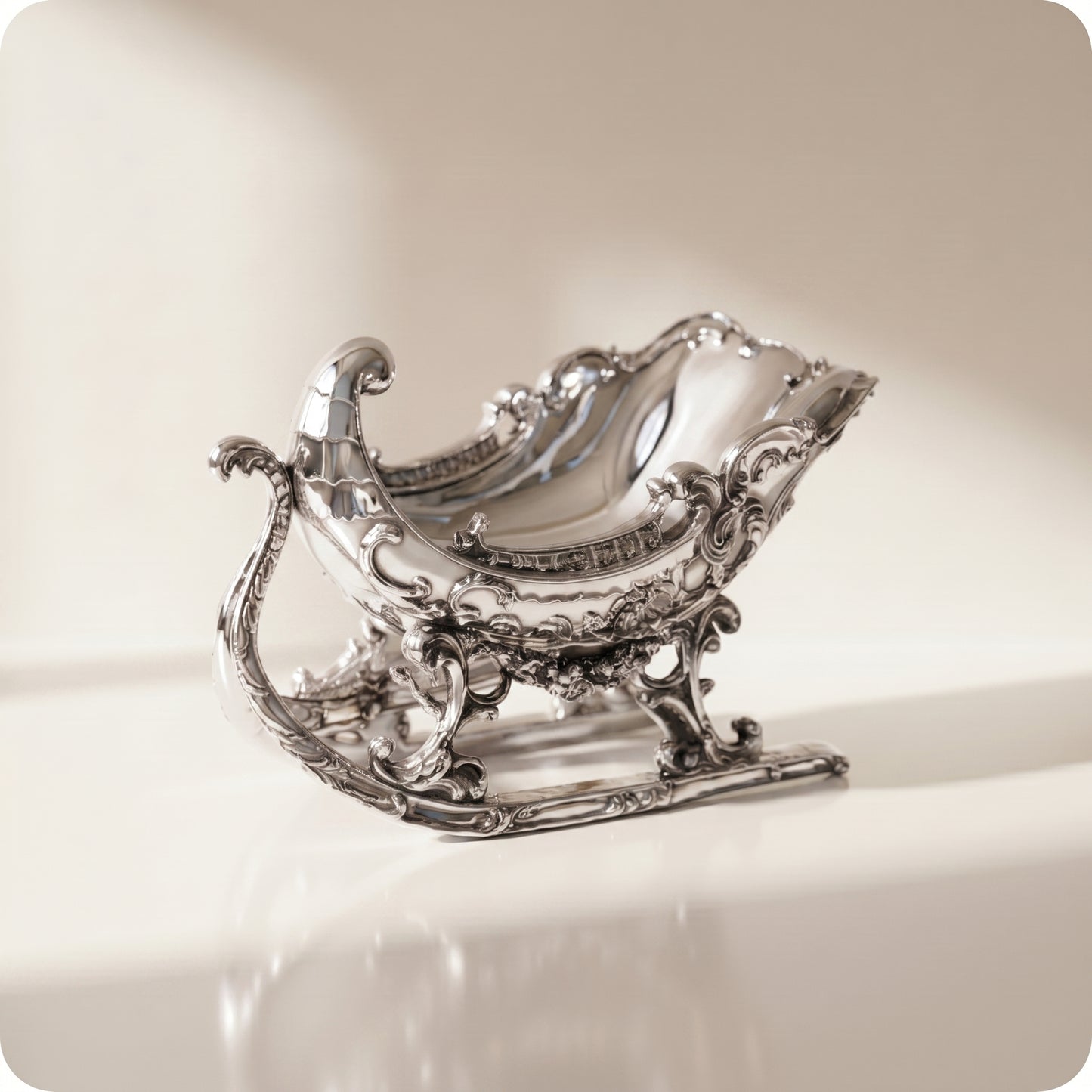 Trineo plateado ornamentado de metal