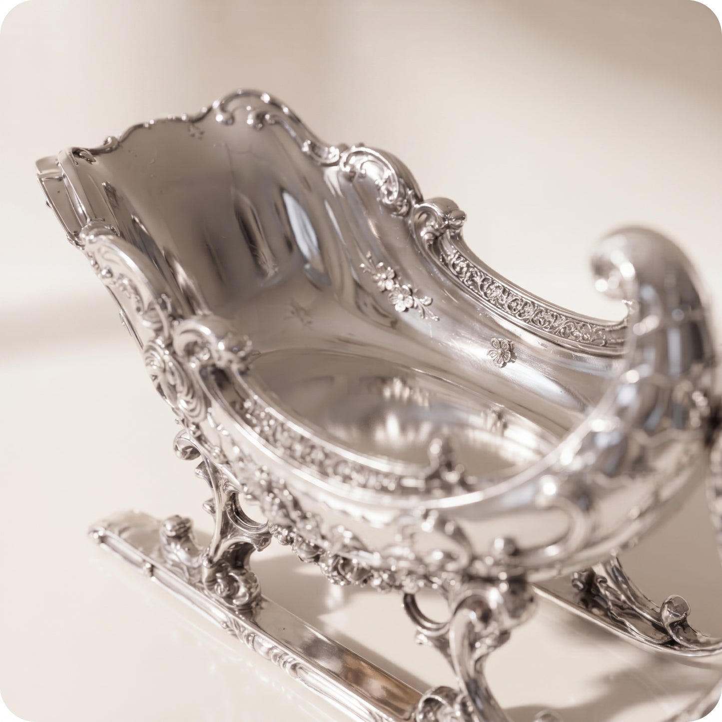 Trineo plateado ornamentado de metal