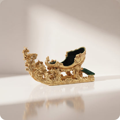 Trineo dorado con terciopelo verde