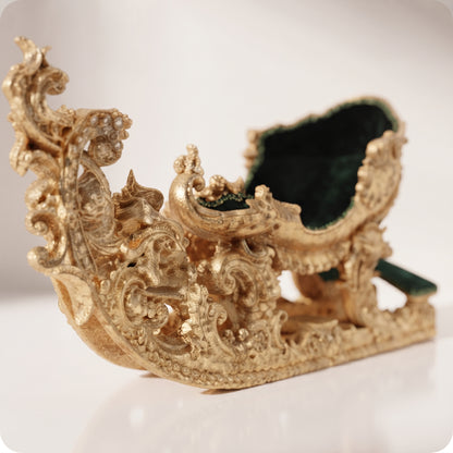 Trineo dorado con terciopelo verde