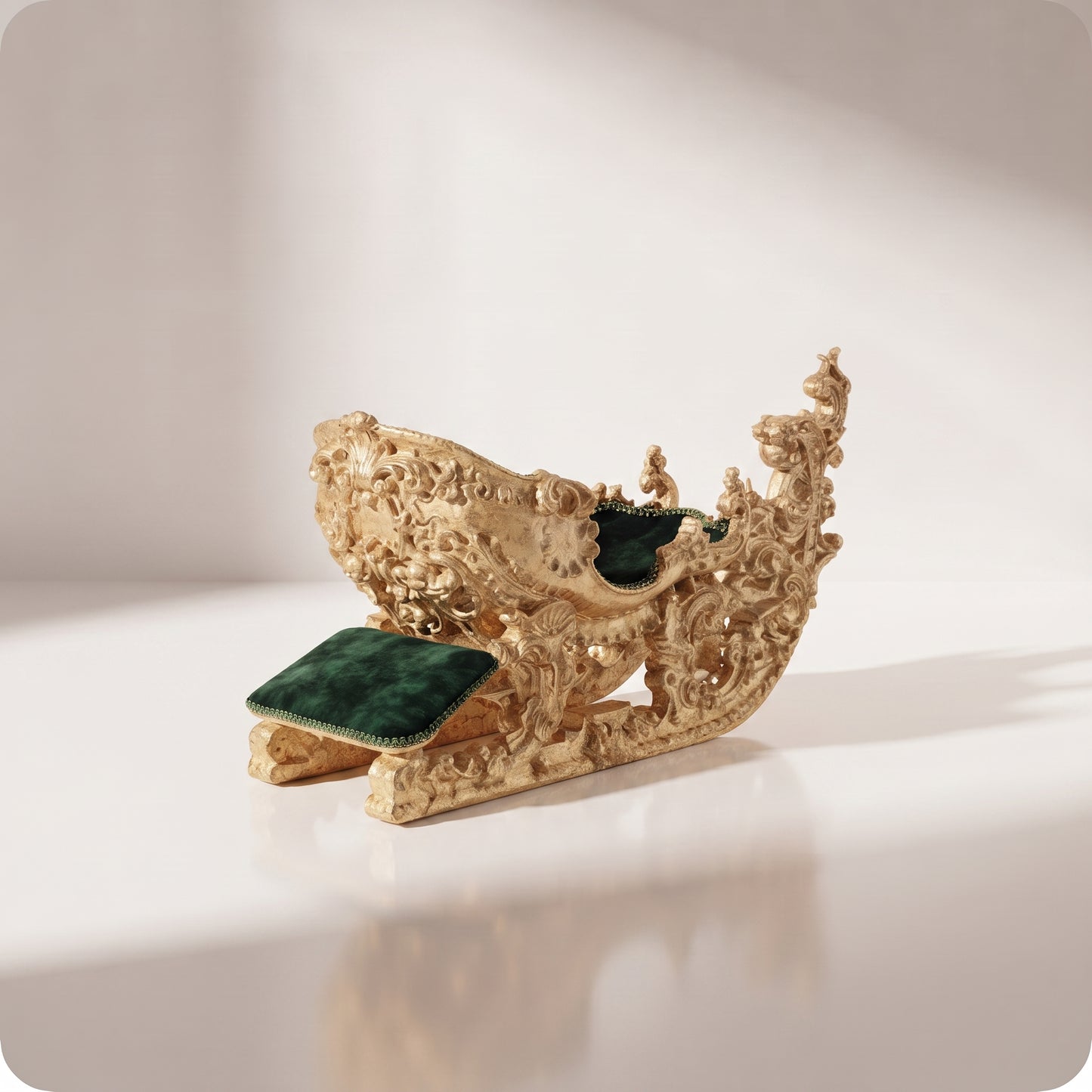 Trineo dorado con terciopelo verde