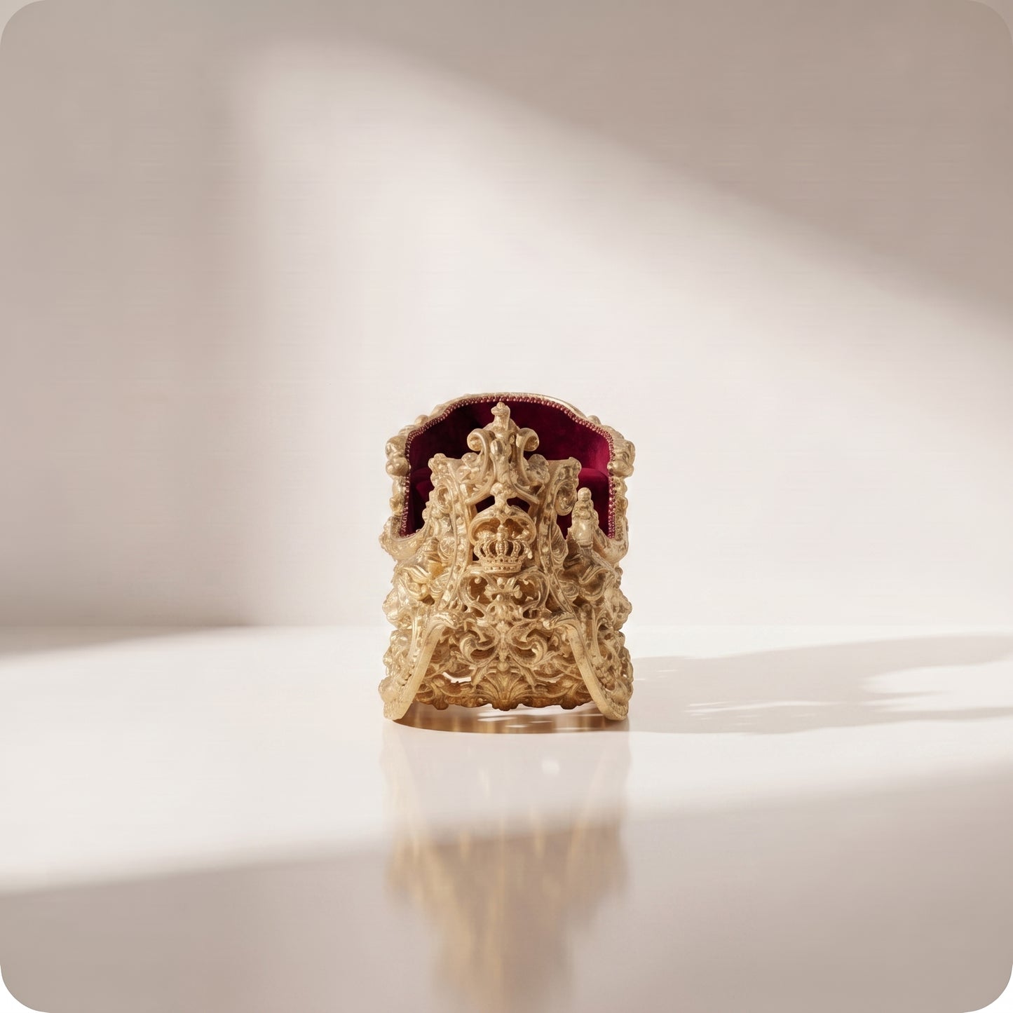 Trineo dorado con terciopelo rojo